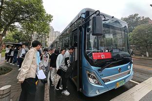 记者：海港抵达深圳将是半夜，因此海港队赛前发布会取消